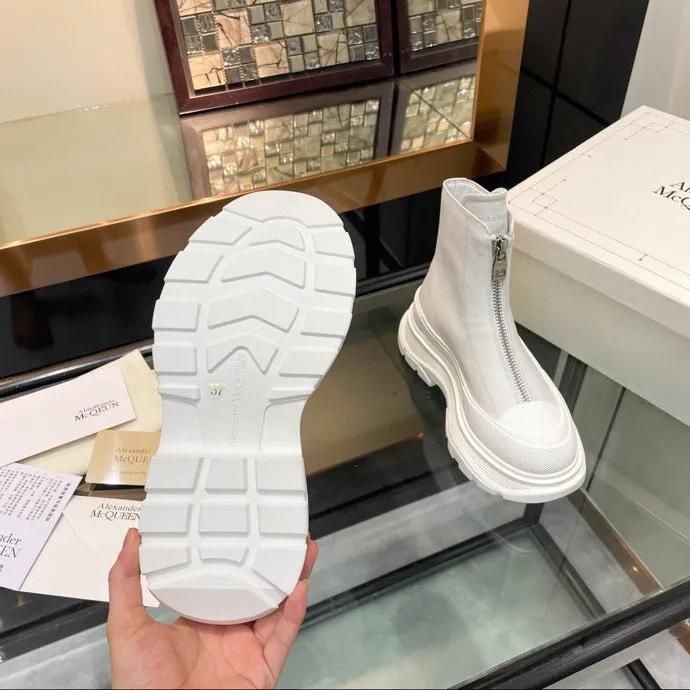 👟👟Ex-factory price 620👟👟 Men +10 🔥4050 McQueen’s new popular women’s boots and couple shoes🔥 Original 1:1 replica, the highest version! AIexanderMcQUEEN✅ products have been certified, endorsed by many celebrities such as Guli Nazha, Wu Lei, and Internet celebrity bloggers, and have fashion models on the T stage of Milan Fashion Week! Front zipper design, easy to wear, 6 cm heel height, comfortable to wear and heighten your legs, fabric: top grain calfskin/ lining: imported sheepskin feet: imported sheepskin, women's size 35-40 (40 must be customized). Men's size 39-45 (45 must be customized). Color: black/white, all black, off-white. Packaging: Matching counter packaging certificate pure cotton bag.